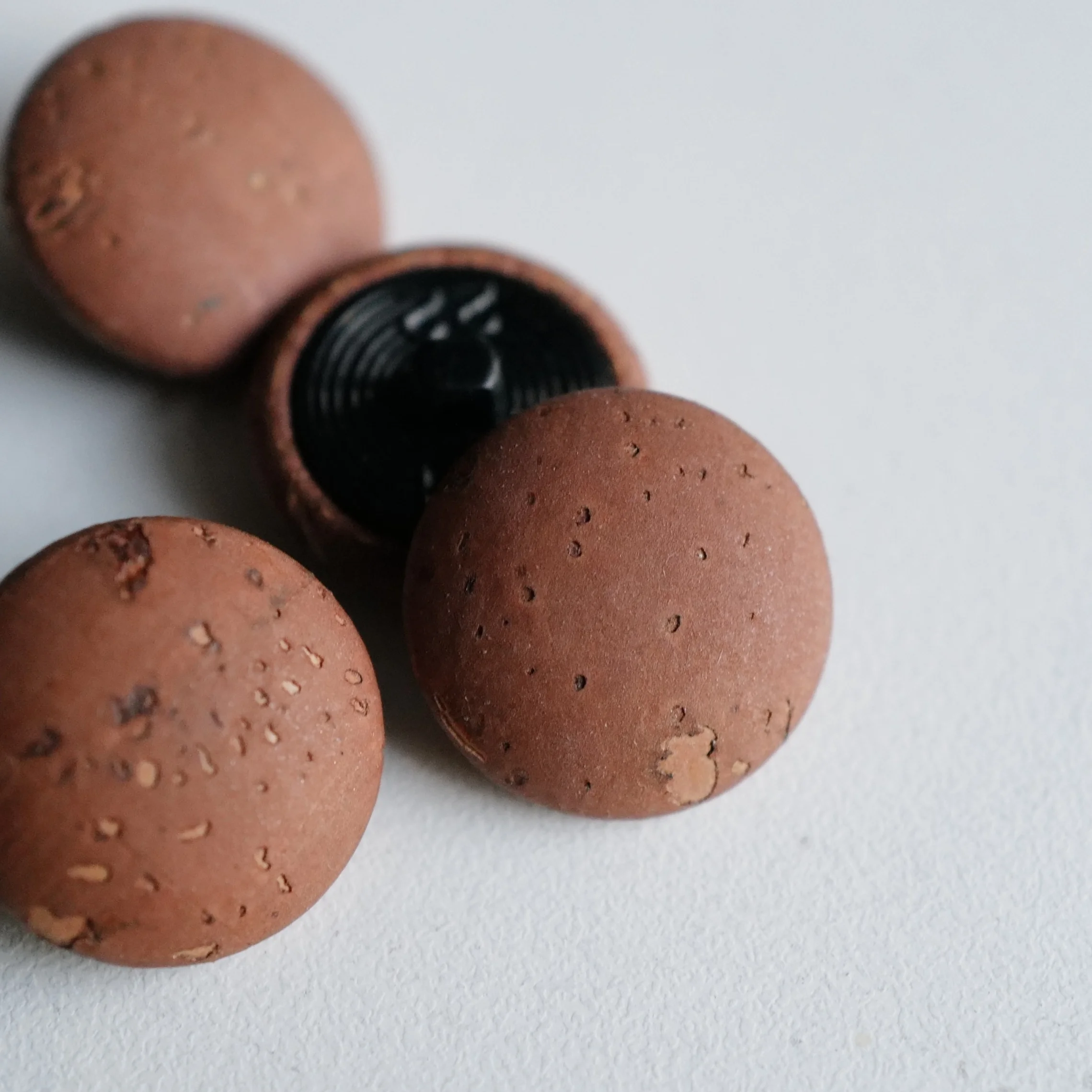 コルク製ボタン22mm：Textile Gardenブラウン染色の実用性と保存方法