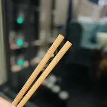 コンパクトな木製箸と304ステンレススチール製スプーンのセット【アウトドア用・学生食堂向け】