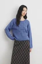 文芸刺繍デザインのウールニットトップス【立体花・ブルー・クルーネック】