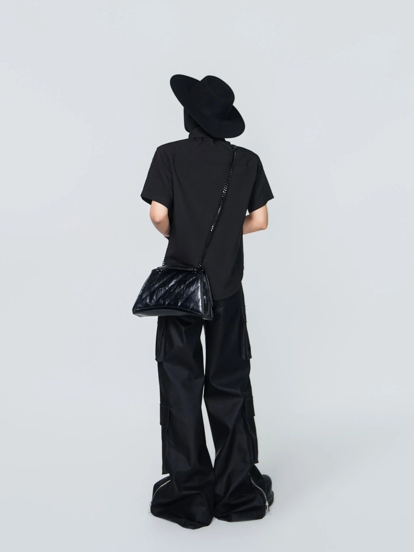 メンズ 服 シンプル ベーシックデザイン 半袖シャツの実用性と選定基準