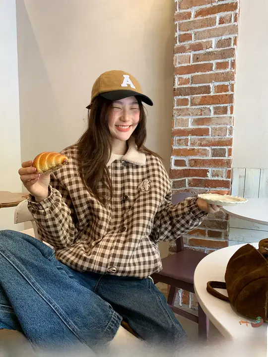 羊羔绒の刺繍入りショートコート【翻領・秋用・加絨】