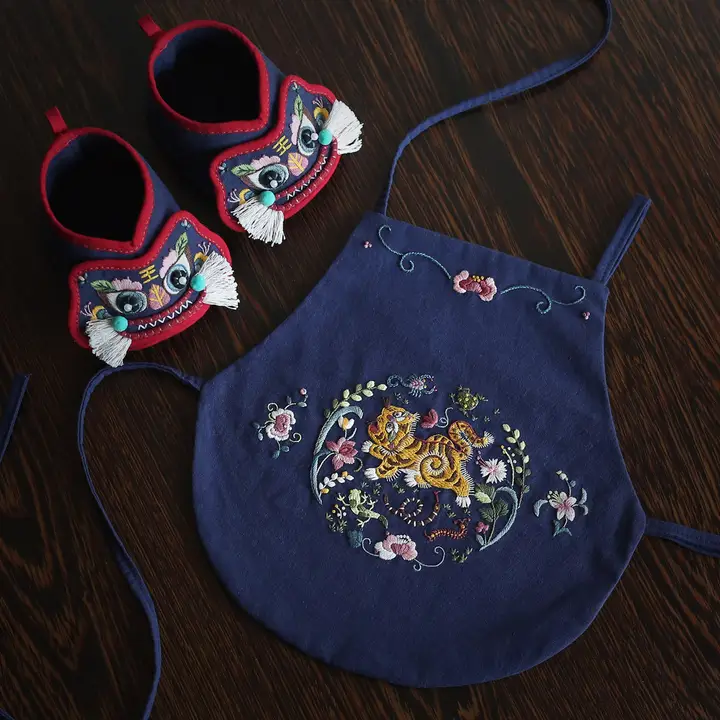 刺繍DIY手作り材料キット 虎頭靴と肚兜【出産祝い・おしゃれなギフト】（セットアップ対応）
