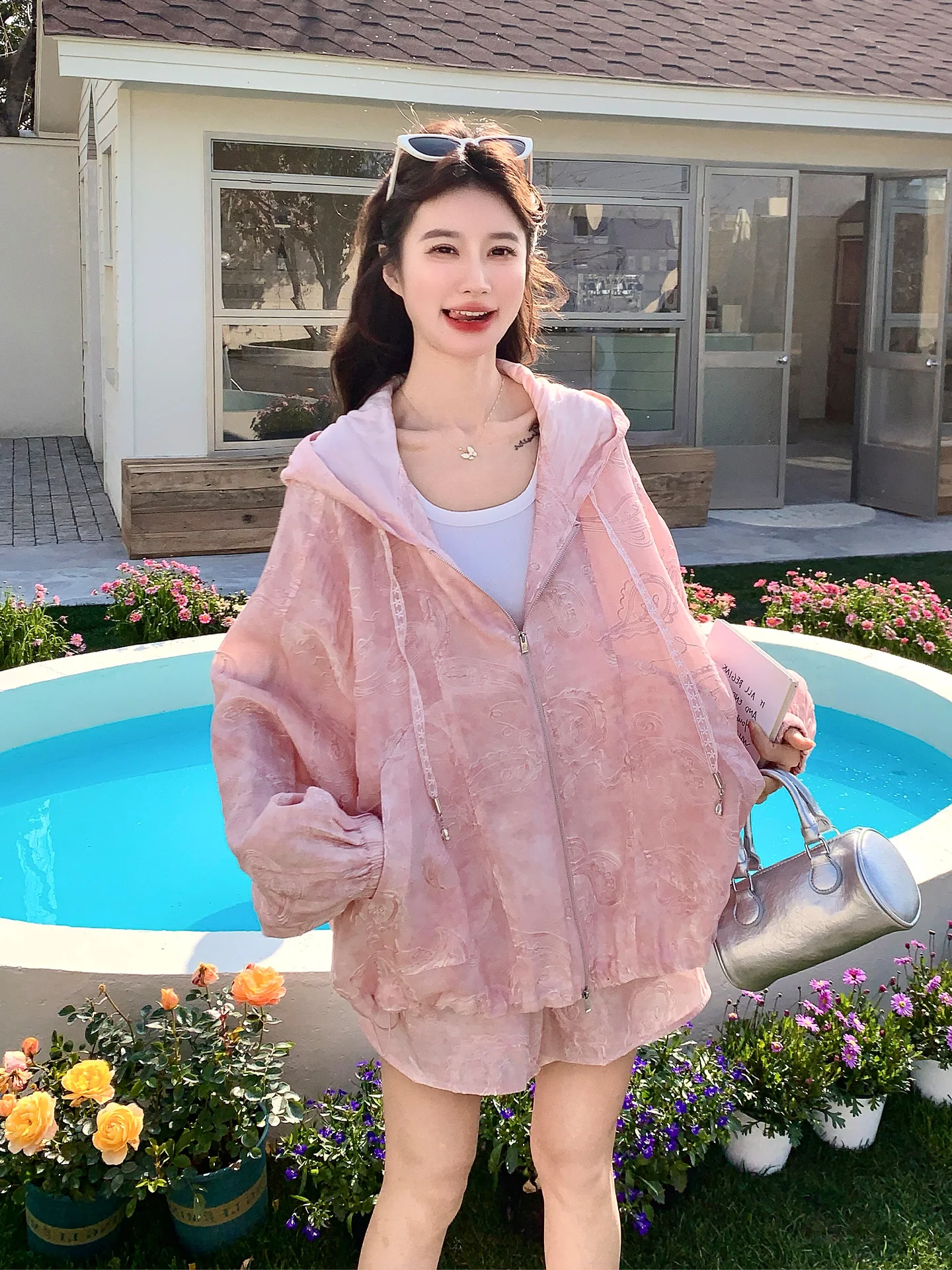 17度気温で失敗しない着こなしは？パステルピンクのカシューナッツ柄トップスとショートパンツの選び方