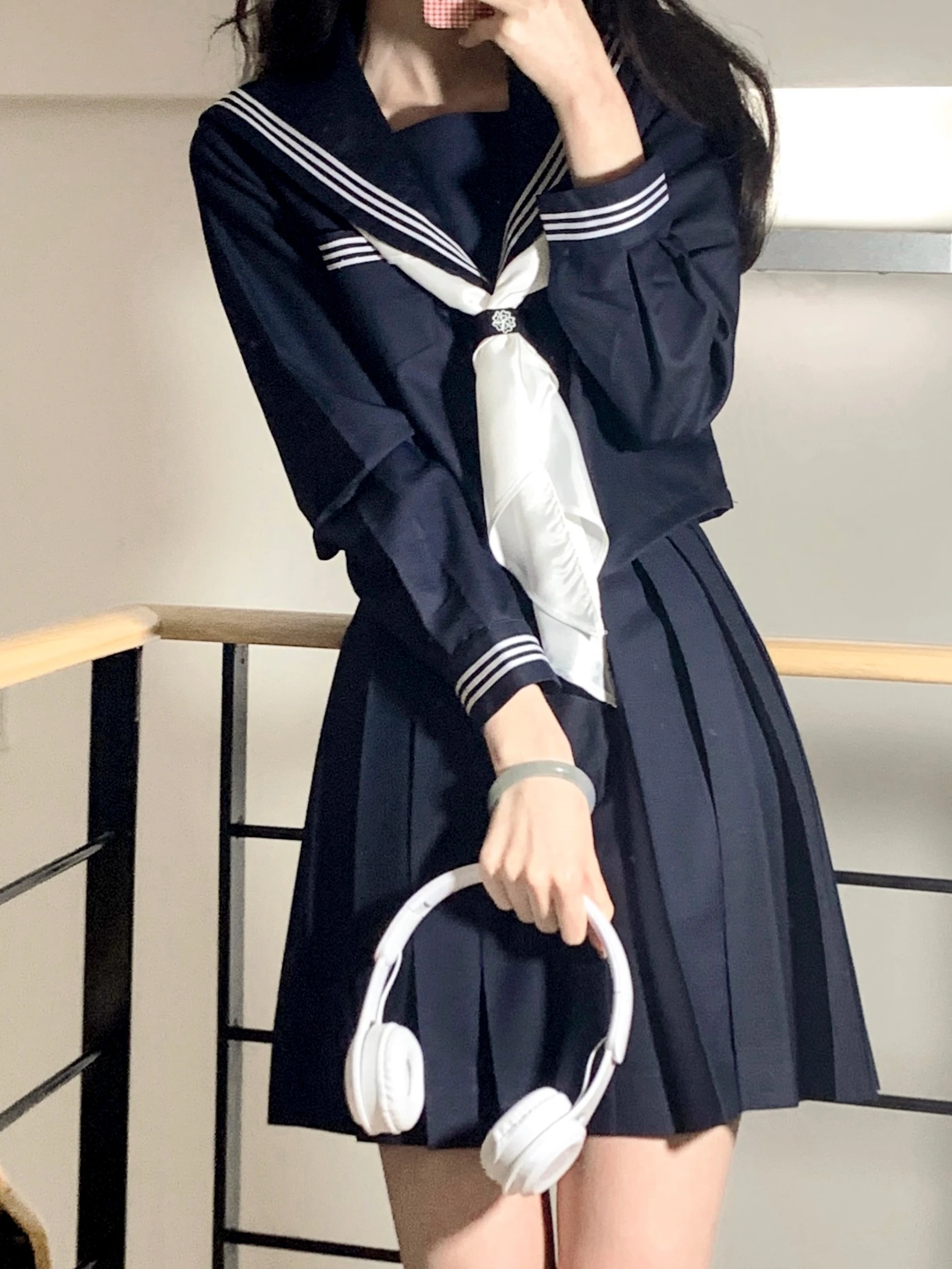 深い藍色のセーラー制服：かわいい高校生向けの日系スタイルセットアップ