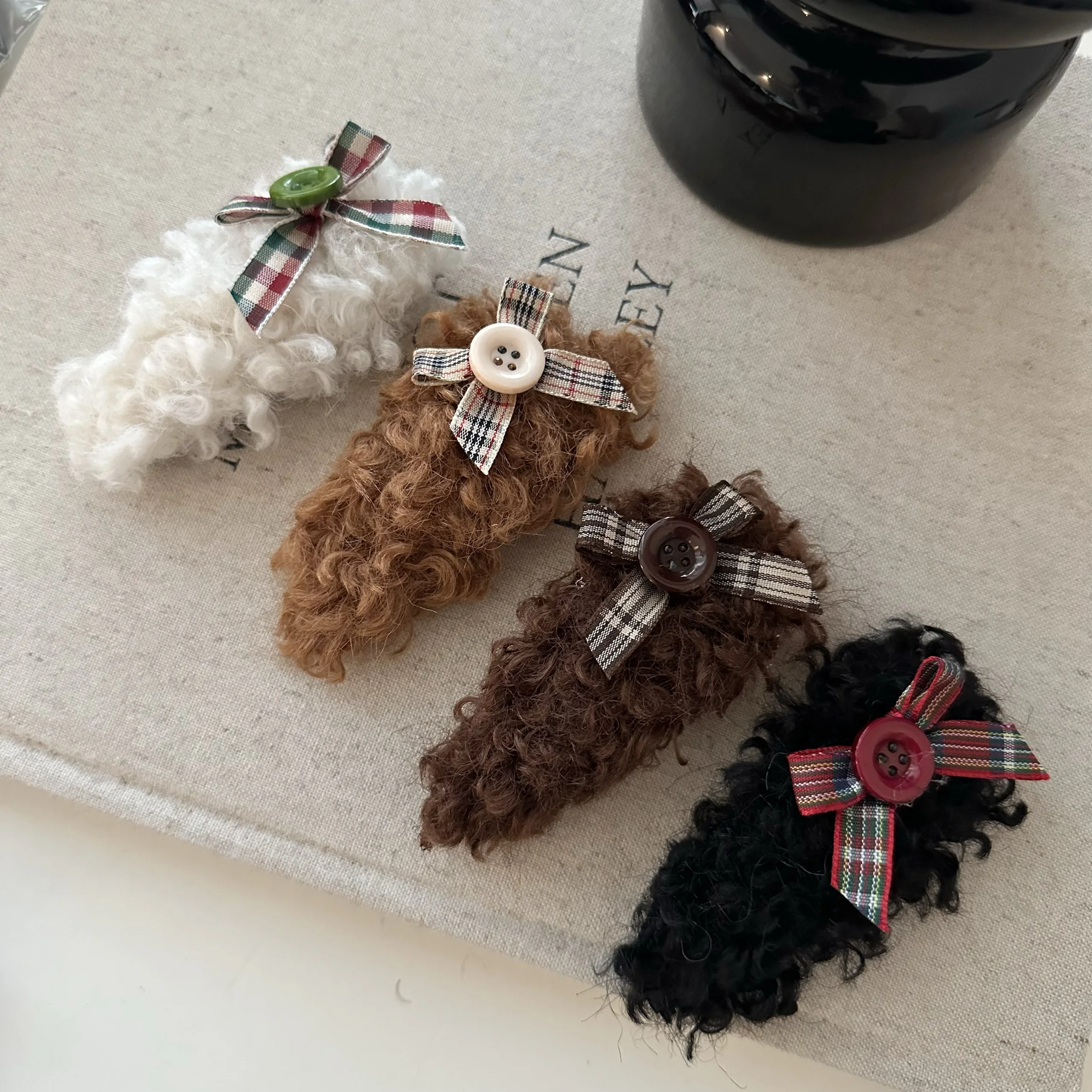 羊毛ボタン付きリボンヘアクリップ：かわいいボブヘアアレンジに最適なスタイリングアイテム
