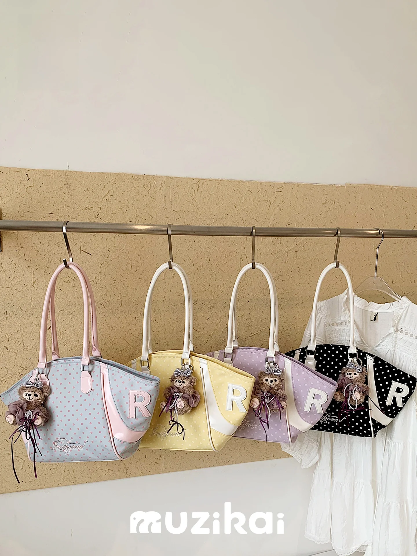トートバッグのファッションとしてどう使う？大容量で高級感のあるデザインが今季の注目アイテム