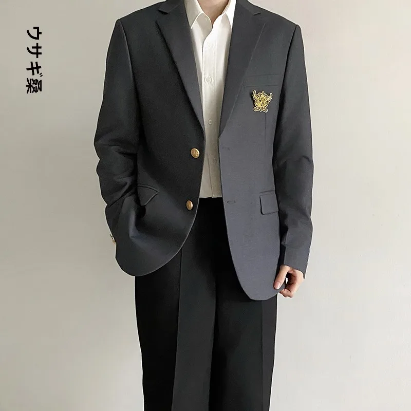 シンプルでスタイリッシュなグレーカジュアルスーツジャケット：中古製服販売における若者向け百搭デザインの実用性