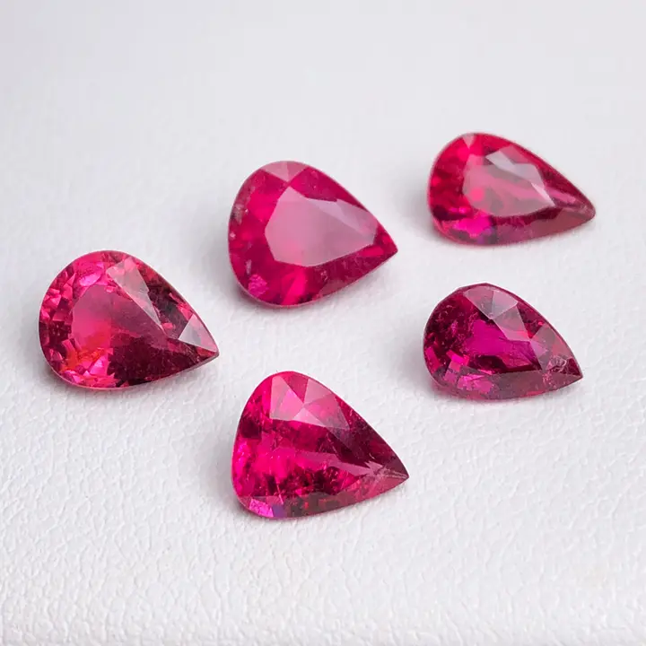 天然ルビーと血赤色トルマリンのダイアモンドカット裸石を使用した18K金リングペンダント