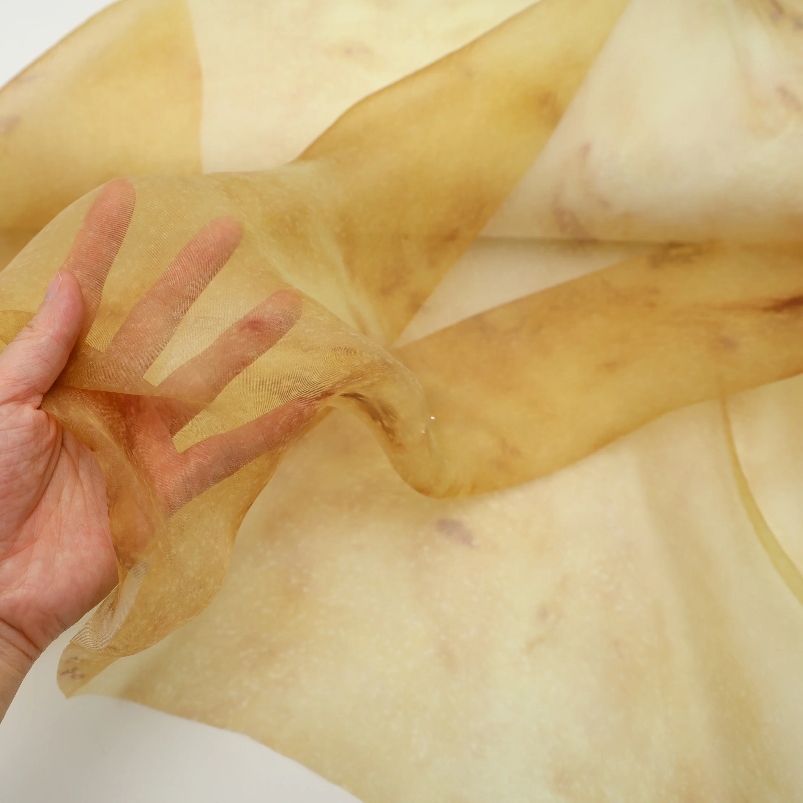 ビンテージ風 オーガンジー生地：暗い姜黄色グラデーションプリントで夏のドレスや漢服を手作り