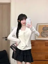 立体的な刻印デザインのVネック長袖Tシャツ【ドット柄・レース切り替え・ショート丈】（セットアップ対応）