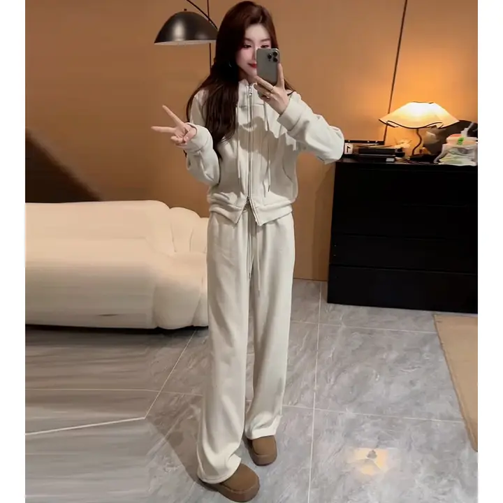 小柄な女性にぴったり！秋用フード付きダブルジップトレーナーとワイドパンツのカジュアルコーデ（セットアップ対応）