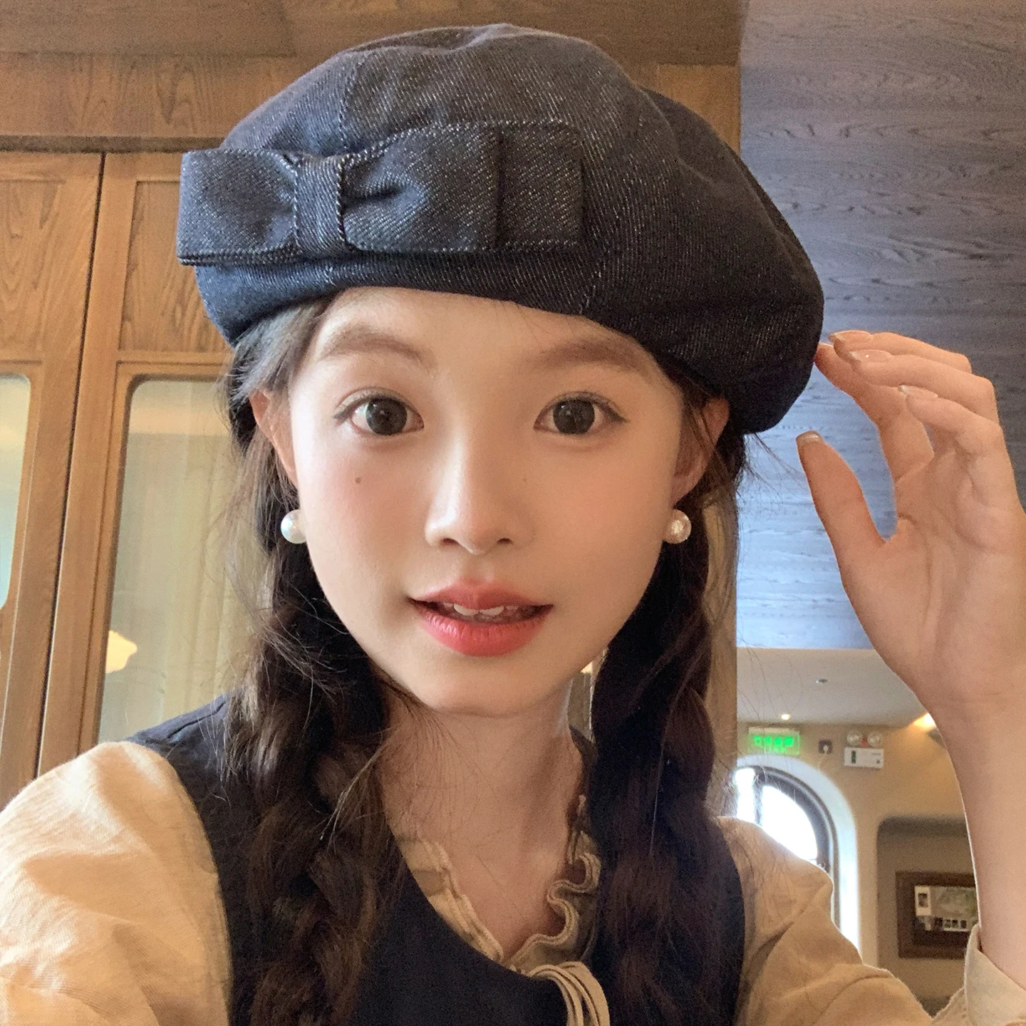 甘美なデザインの二重リボンデニムベレー帽：女性向け小顔効果と画家帽スタイルの実用性