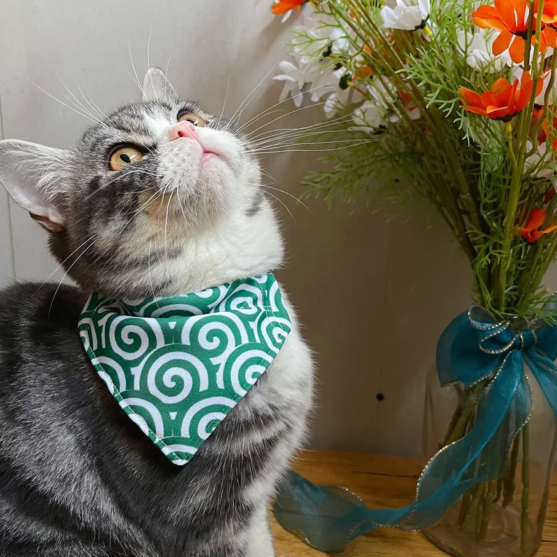 猫用三角巾：日本伝統唐草模様のペットアクセサリーが四季通用