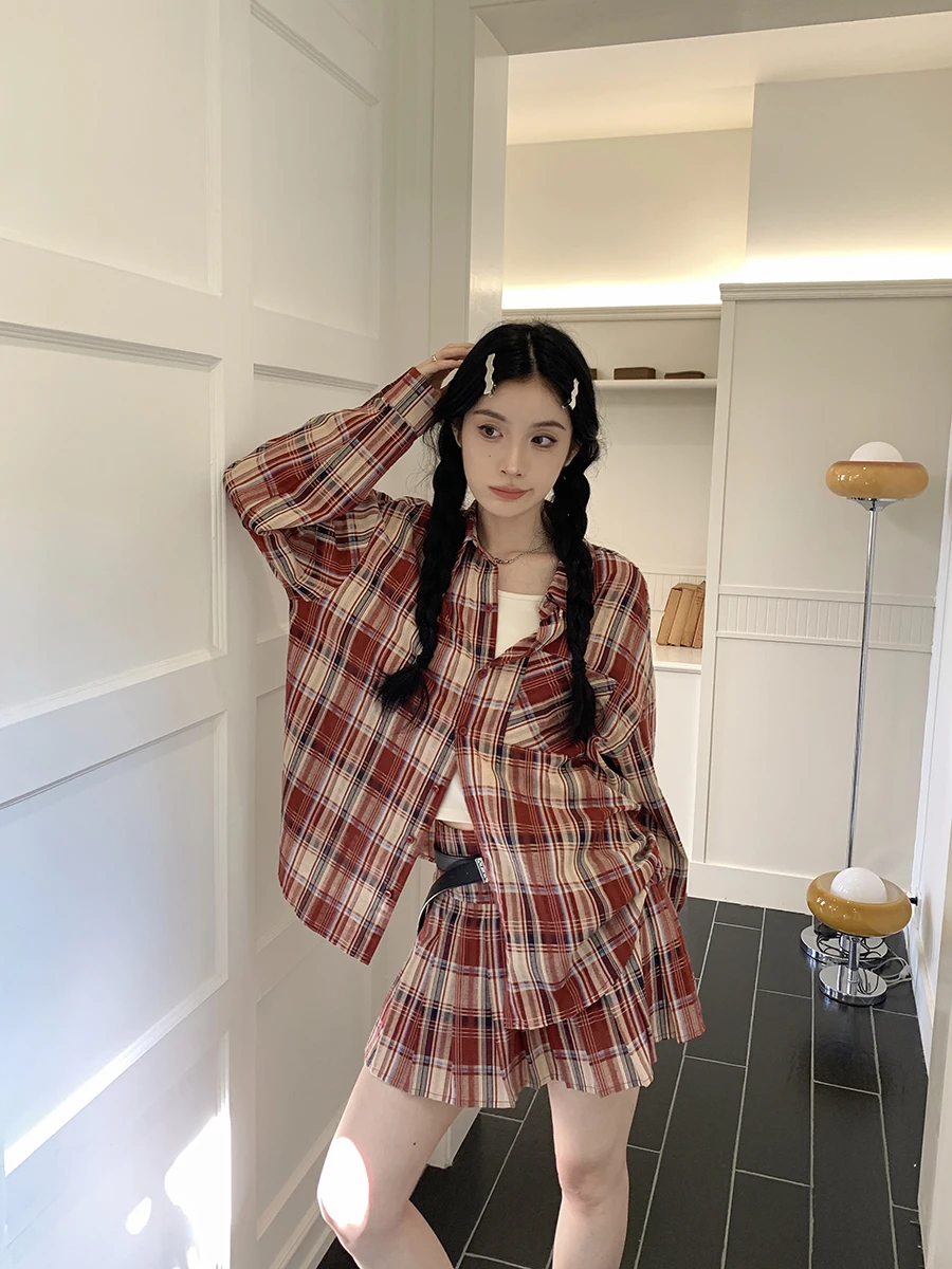 「かっこいいコーデ 女子」に必要な1つのアイテムは、赤いチェックシャツなのか？