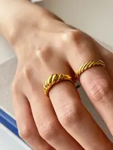 金色のバッファローホーンデザインリング【極上の柔らかさのチタン製・ファッション対応】