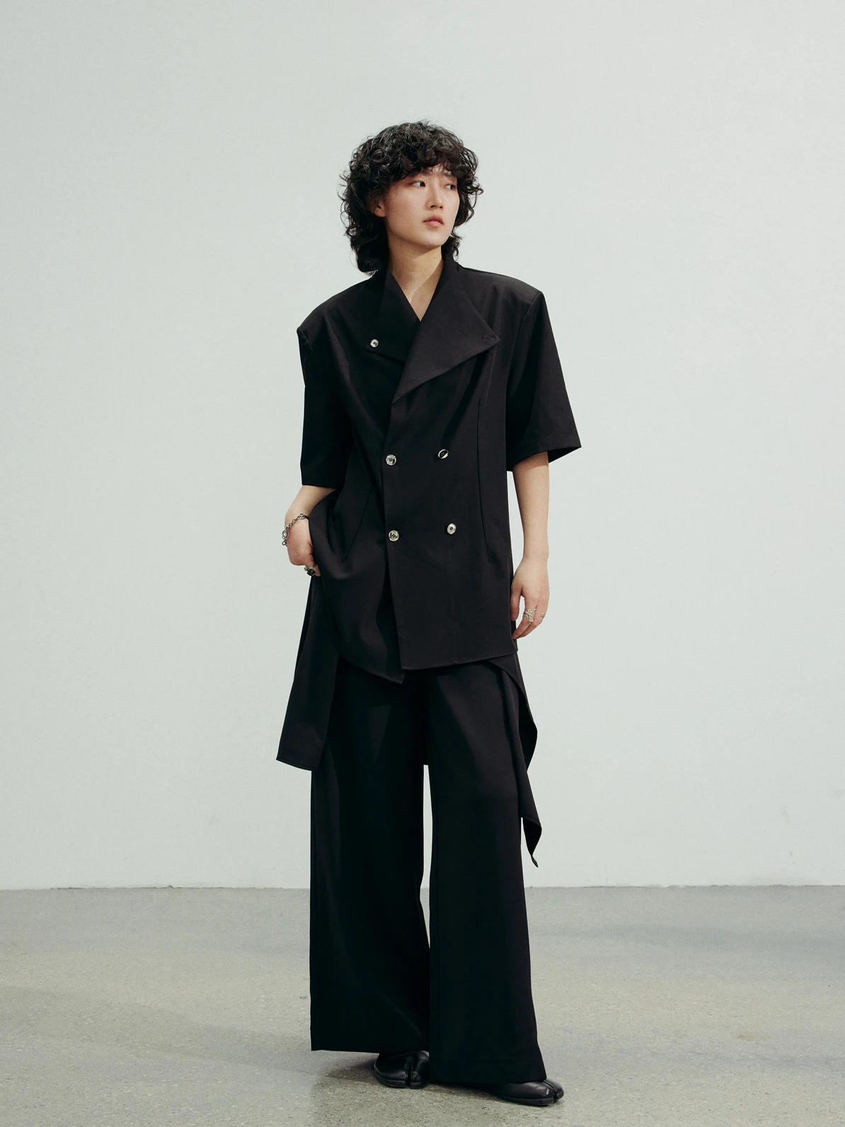 40代後半のファッションで「老けた」と感じない着こなしは？黒のダブルブレストショートスリーブジャケットが解決する