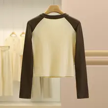シンプルなロゴデザインのコントラストカラー長袖Tシャツ【スリムフィット・ラグランスリーブ】