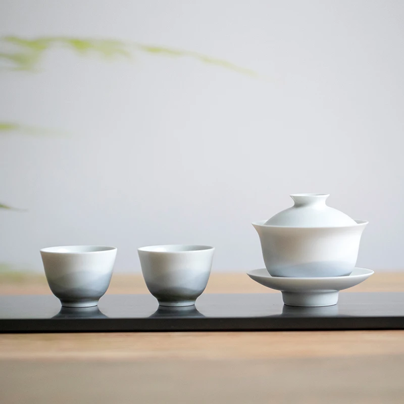 自然な木目が広がる茶席に、どんな茶盤が最適か？