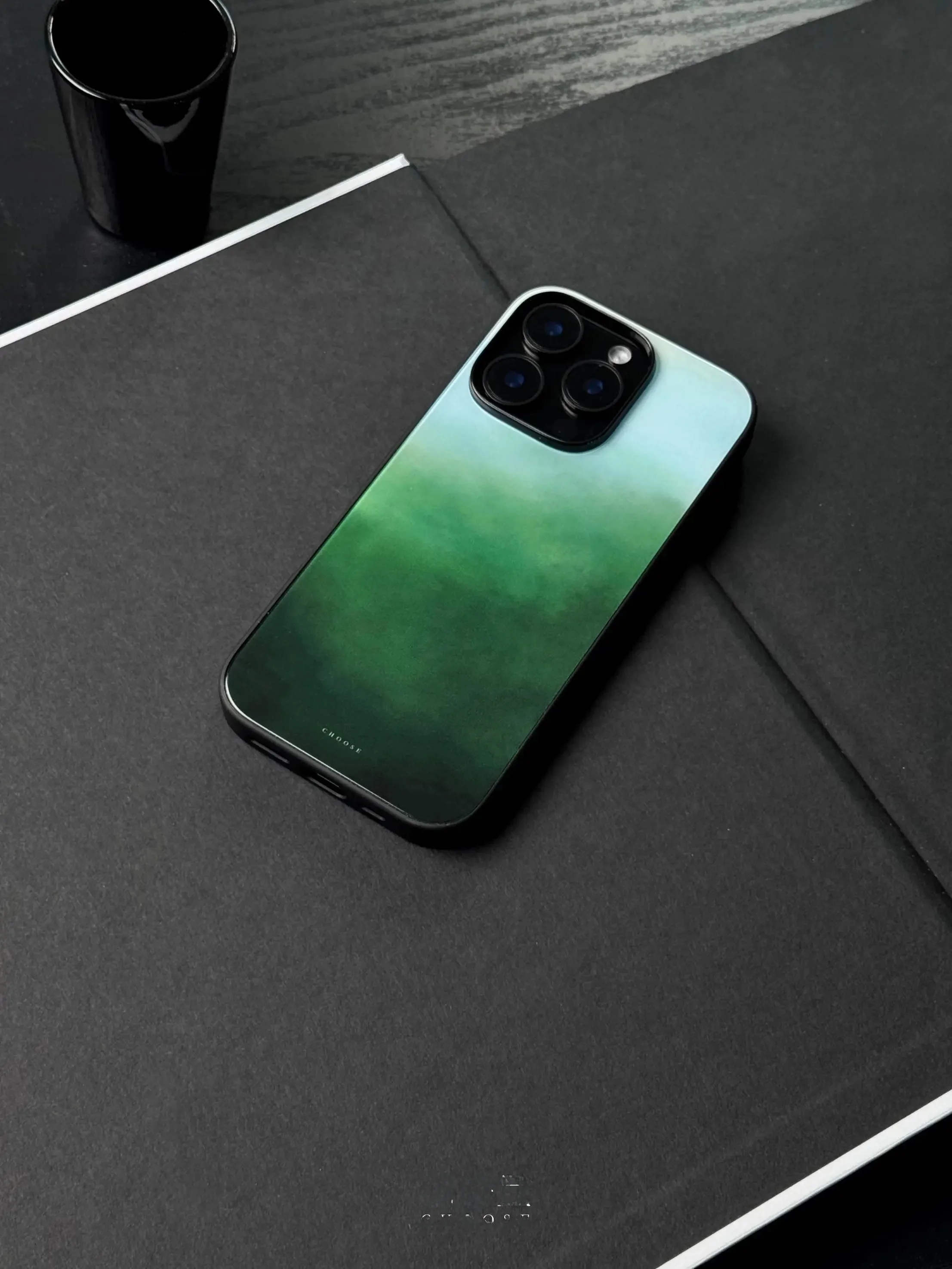 指紋がつかないスマホフィルムとベタベタしないケース、どちらを選ぶべき？