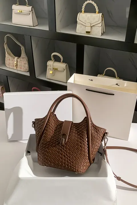 本革編みカゴバッグ【女性用・冬用・軽量・高級感のあるデザイン・肩掛け・バケツ型】