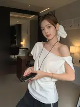 白色の斜め肩タ knotデザイン半袖Tシャツ【夏用・ルーズフィット・オフショルダー】