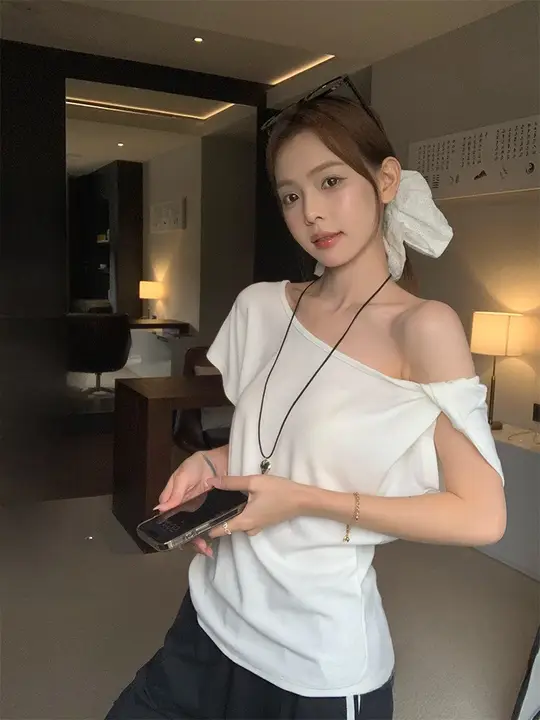 白色の斜め肩タ knotデザイン半袖Tシャツ【夏用・ルーズフィット・オフショルダー】