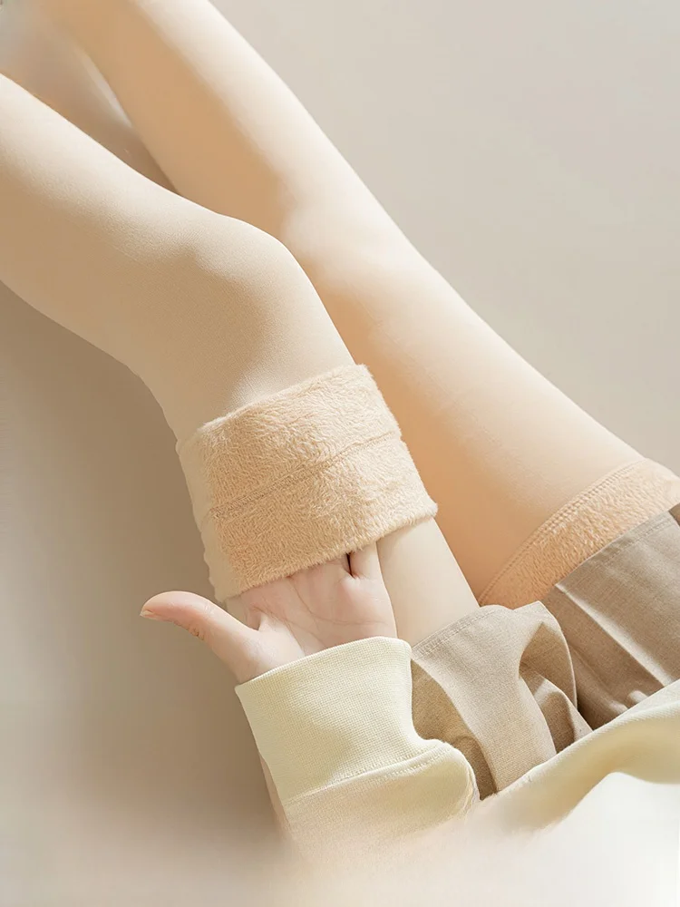 加絨ひざ上靴 下：秋冬期の防滑性と肌触りを重視したロング丈スタイル