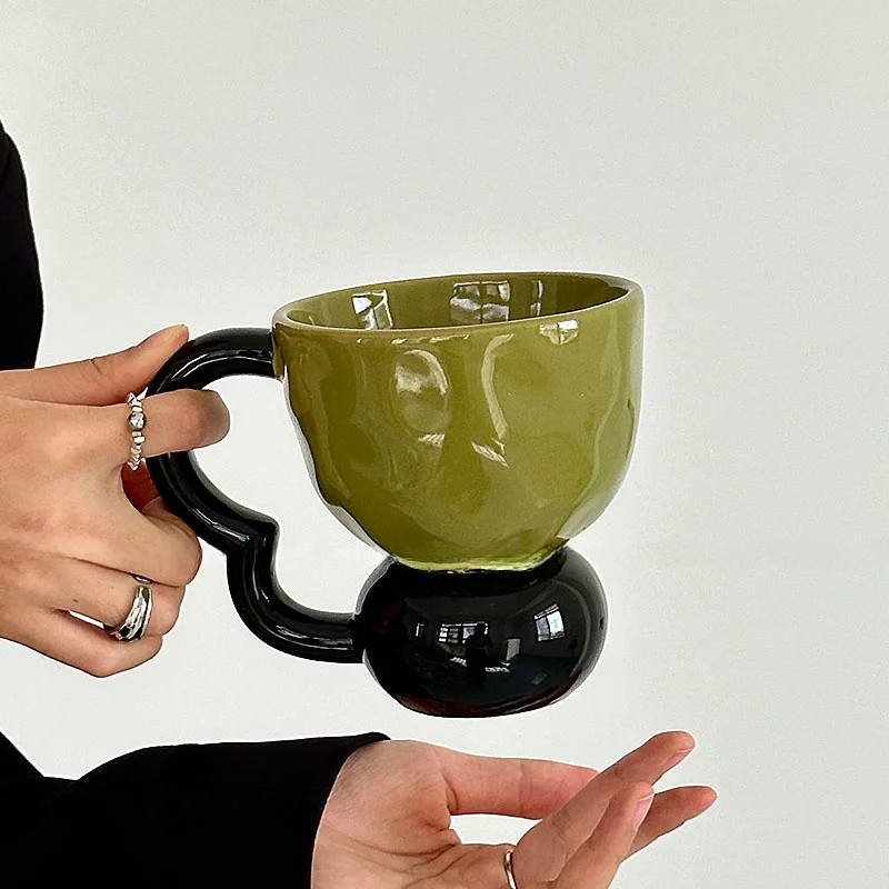 オレンジ 限定 レトログリーンとブラックのハンドル付きマグカップ：陶器製コーヒー用ギフトの実用性とデザイン特性