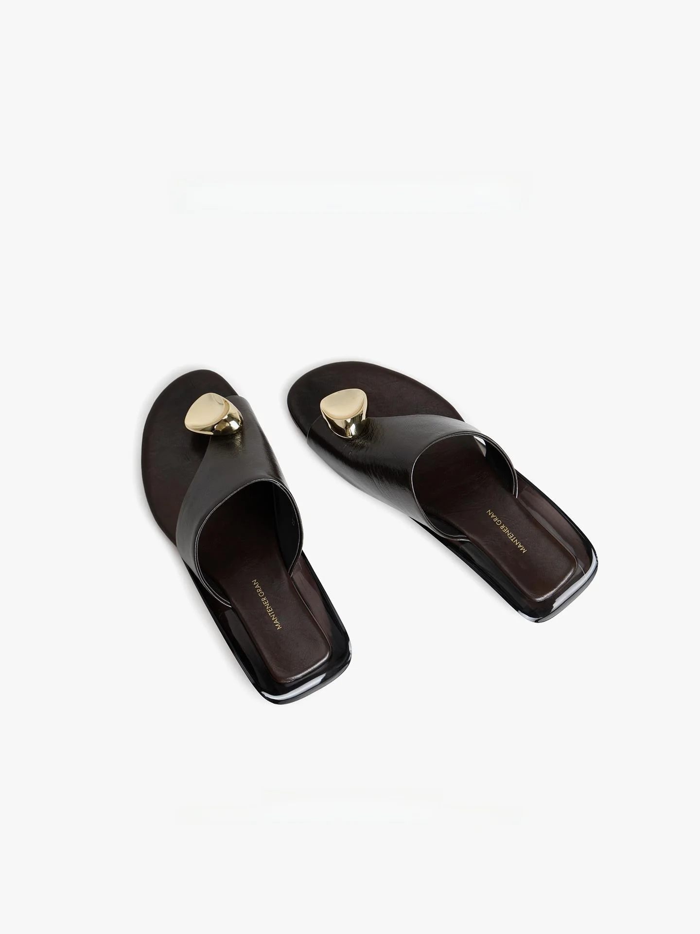 金属クリンチ付き本革サンダル：女性向け夏のフラットデザインで実用性とスタイルを両立