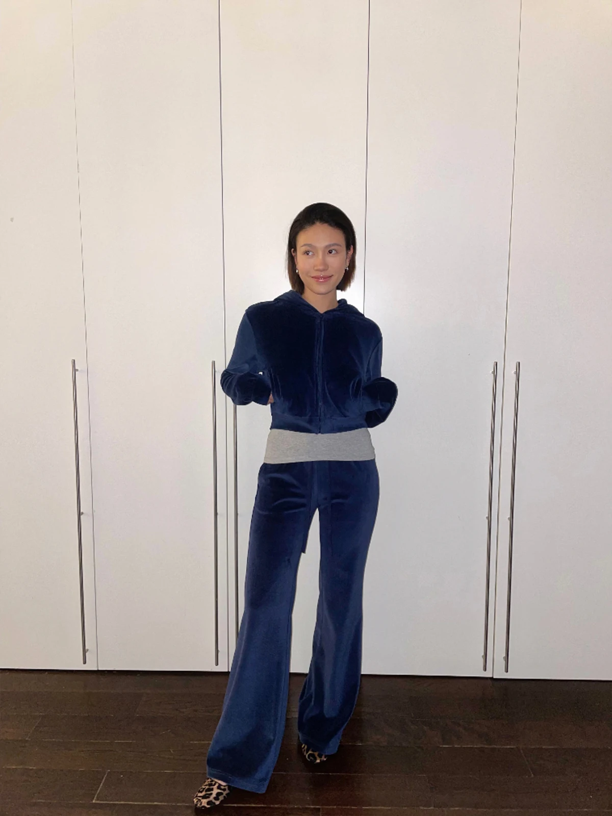 流行色のレトロ風ベロアショートパーカーとローウエストフレアパンツ（セットアップ対応）