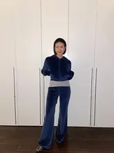 流行色のレトロ風ベロアショートパーカーとローウエストフレアパンツ（セットアップ対応）