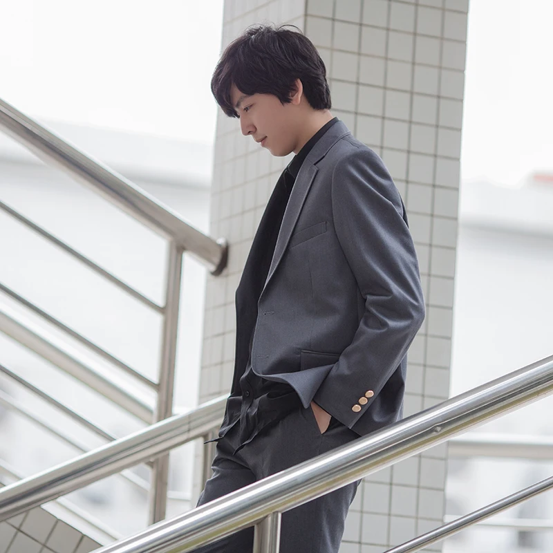 黒いシャツは学生風のビジネススタイルで日常を整える