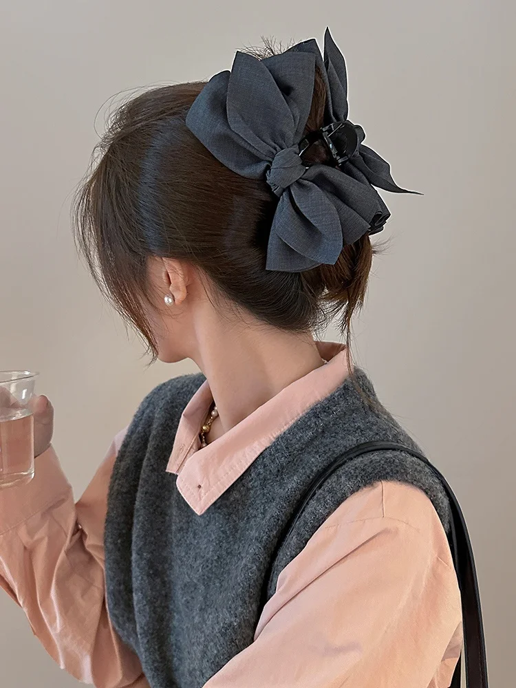 春にぴったりの大きなリボンヘアクリップ：布製シャーククリップの実用性と使用シーン