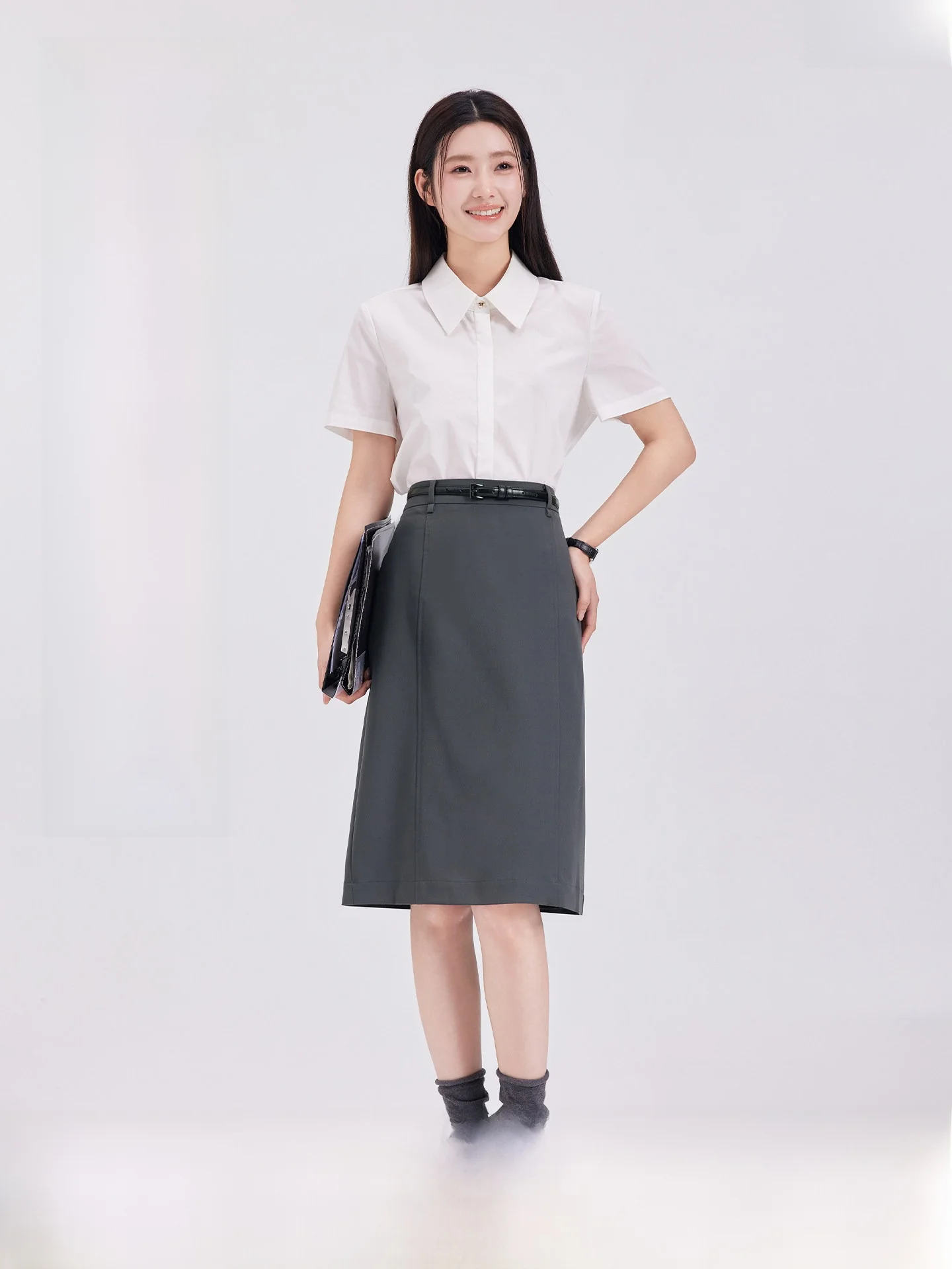 40代研修にふさわしい服装女性：グレーのストレートスカート【ビジネス・面接向け】
