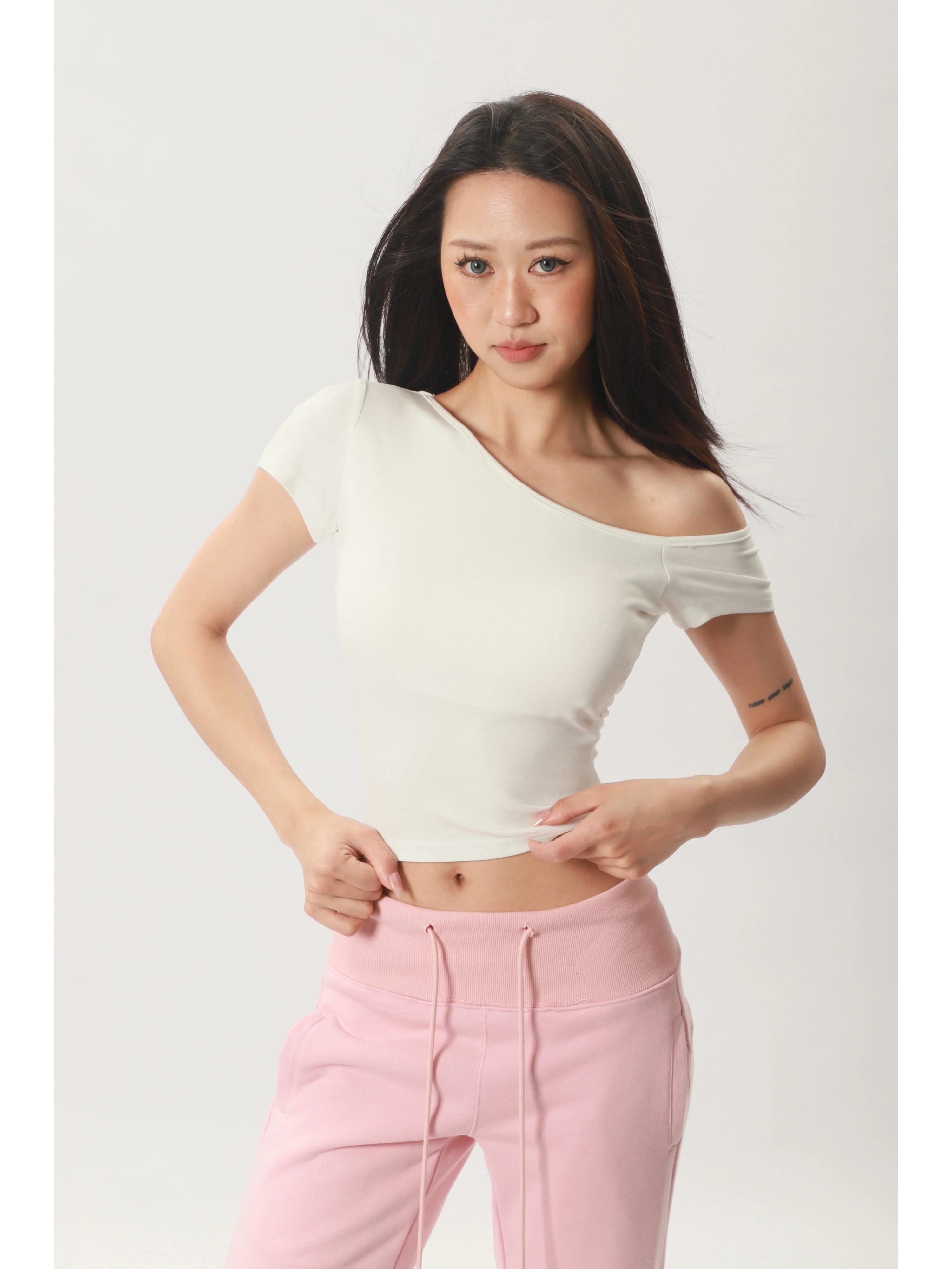へそ出しTシャツ：ショルダーカットデザインと胸パッド付きの女性向け夏用スタイル