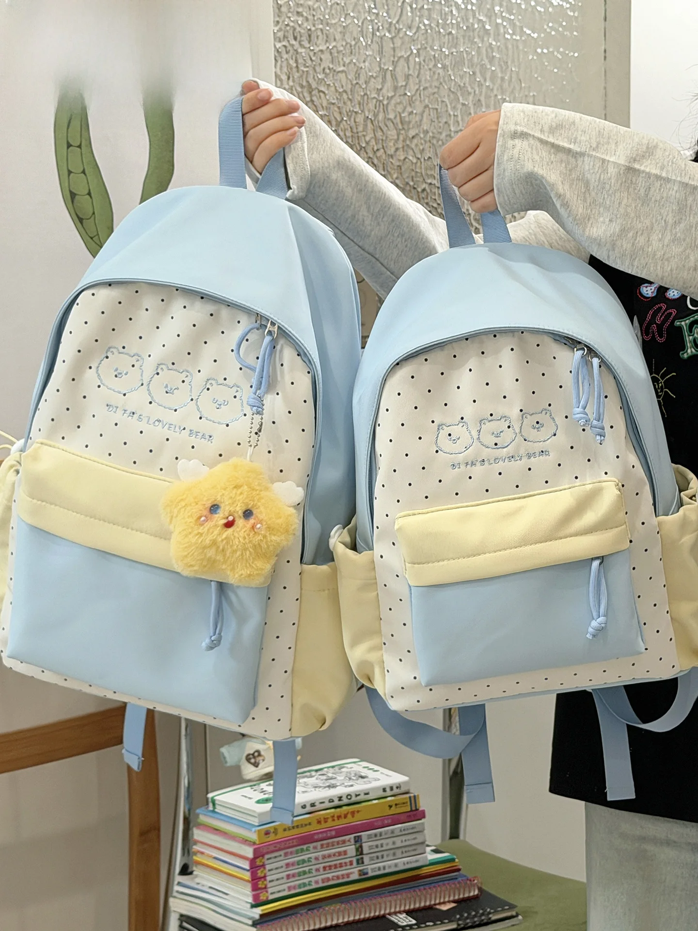 可愛らしいリュックサック：中学生女子用のカジュアルデザインと大容量を実現