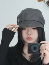 大きなボタンのレトロ風ソフトフェイクレザーキャップ
