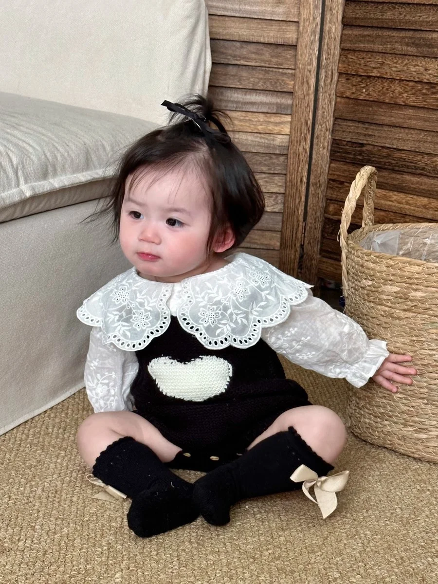 秋用ベビー服 レース付き大きな襟の黒いサロペットのサイズ目安と実際のフィット感
