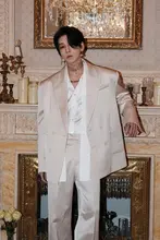 シャンパンカラーの肩パッド付きジャケット【高級感あるデザイン・上品な雰囲気】