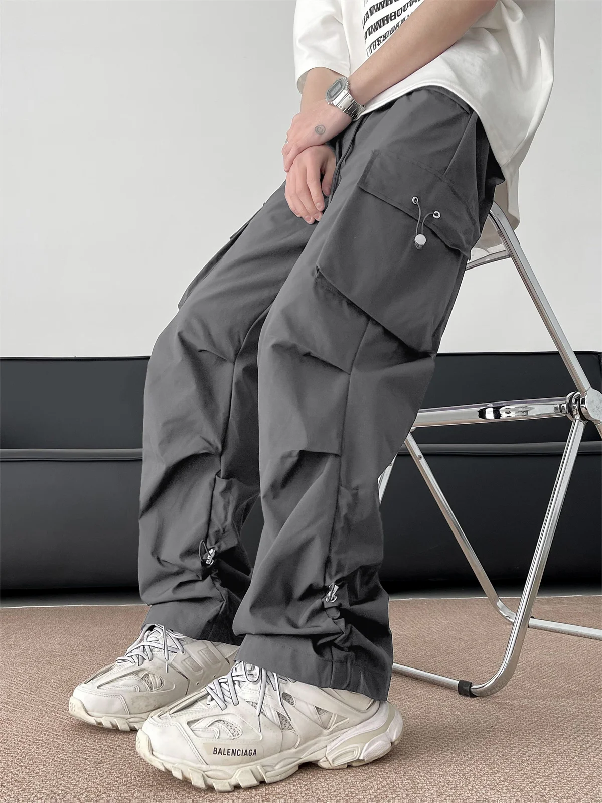 カーゴパンツ メンズ コーデはどう選ぶ？実際の生活で使えるスタイルを解説