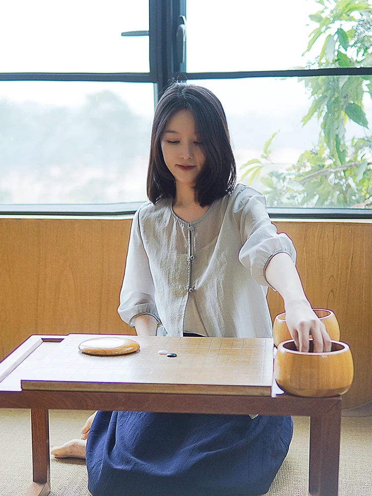 通勤の日常を彩る、白シャツとカーディガンのバランスは？