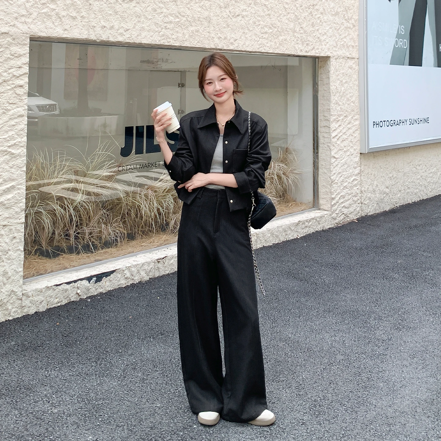黒のファッションはなぜ今、すべてのシーンで選ばれるのか？
