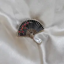 古典的な中国風扇子デザインのエナメルブローチ【淡水パール・流れる房付き・ハイフンスタイル・胸花用】
