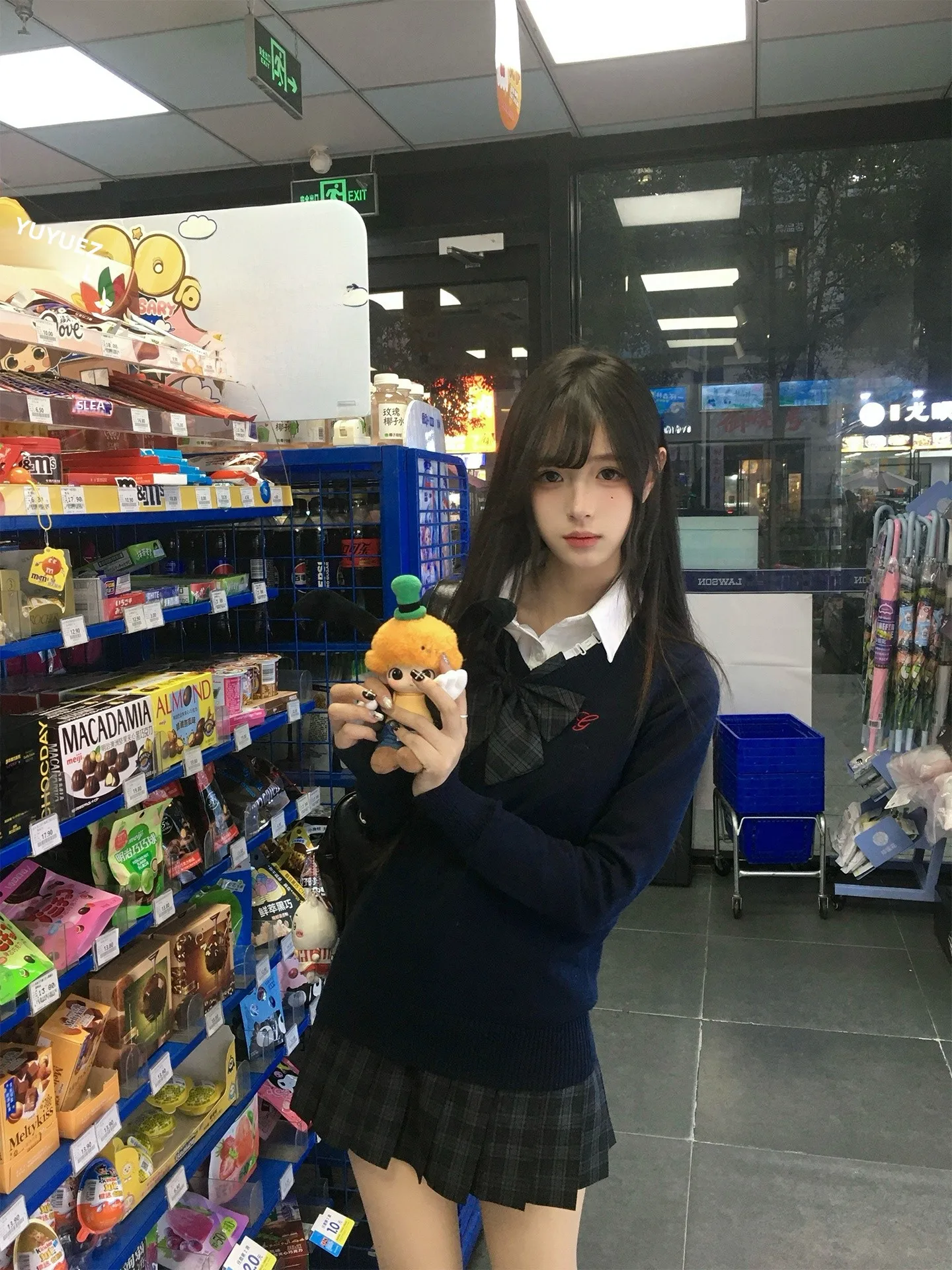 黒と青のチェック柄JK制服スカート【サクラデザイン】：秋冬通勤に最適なA字型高腰スカートの実用性解析
