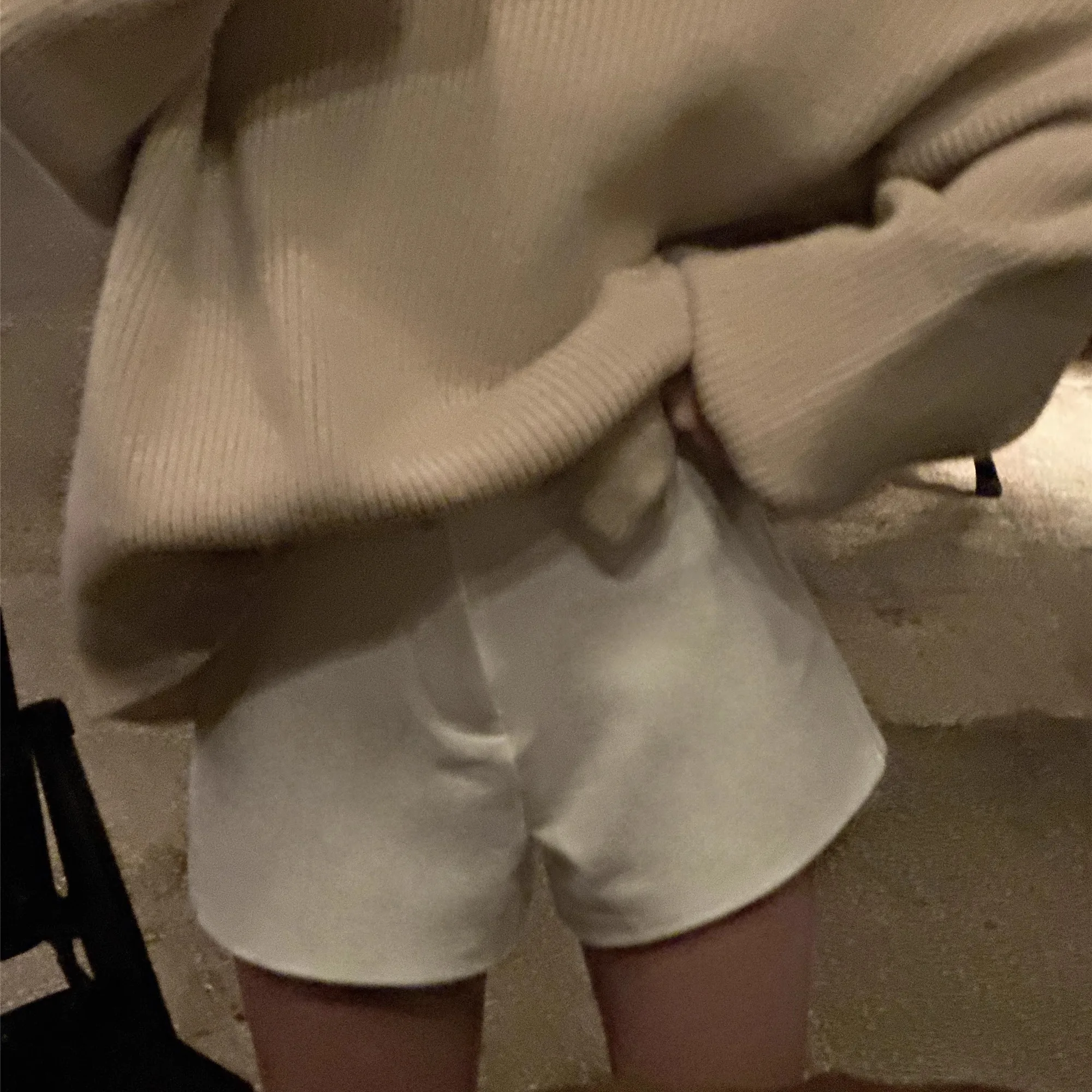 ショートパンツコーデで失敗しない方法は？通勤から夏のカジュアルまで、1着で解決するハイエラステイックスーツショーツの選び方