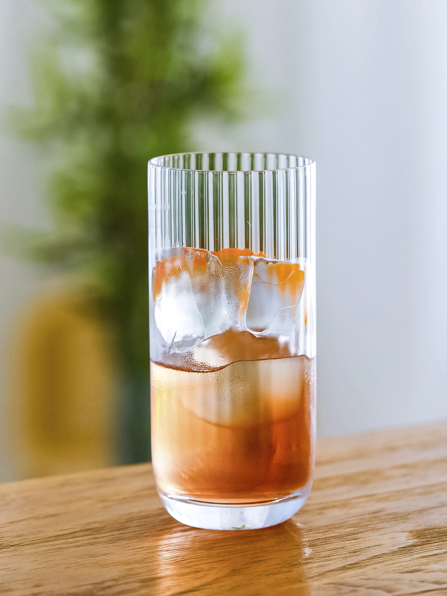 CRISON ストライプガラスジュースカップ：長飲み・カクテル用の高杯デザインと水晶素材の実用性