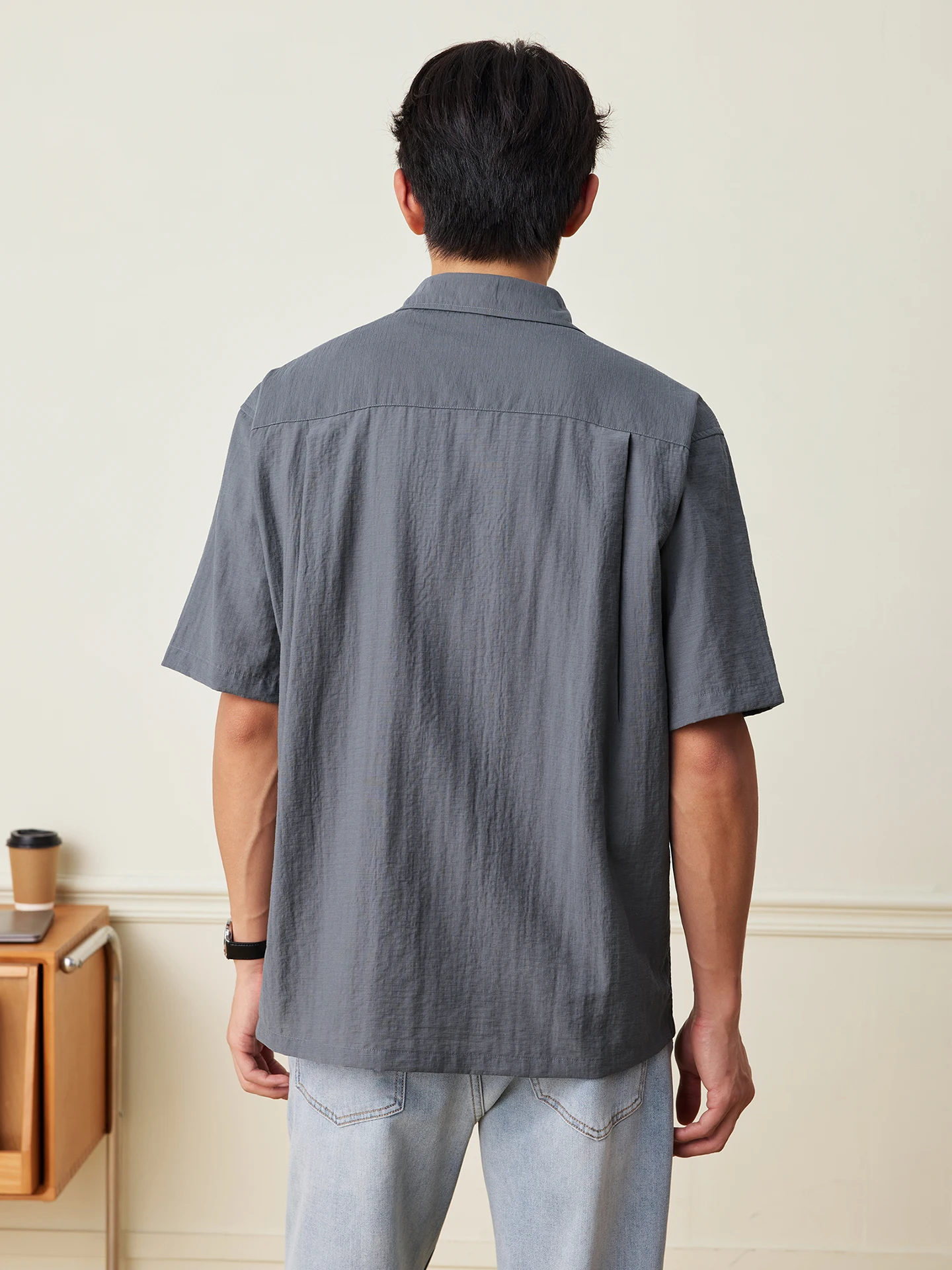 5月のメンズファッションでおすすめの冷感デザイン半袖シャツ