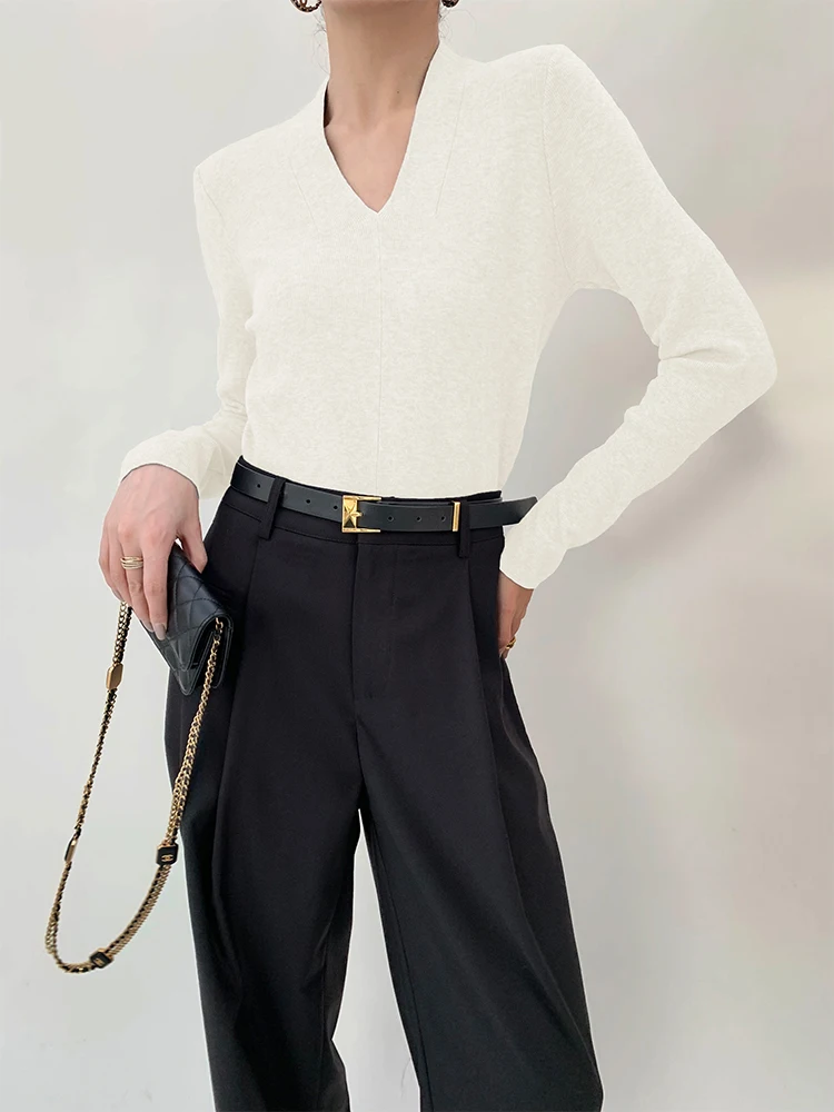 大人可愛い服 40代コーデ | Vネックボトムシャツで実現する自然な大人の可愛さ