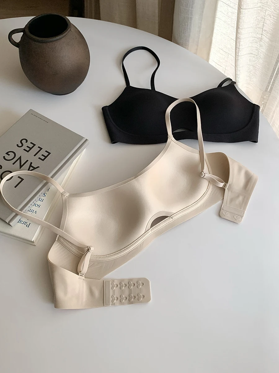 セクシー レースブラジャー：ノンワイヤーで快適なフィット感を実現