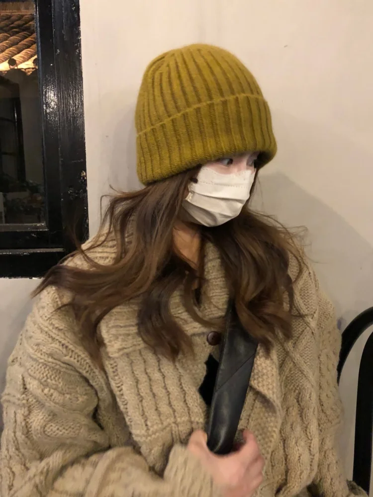 白いニット帽は冬に合うのか？鍵編みのデザインで春にも活躍する秘密とは？